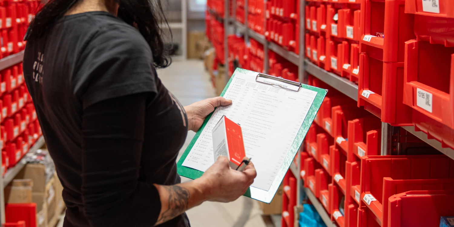 Mitarbeiterin sammelt Artikel für zwölf Bestellungen gleichzeitig picking-list