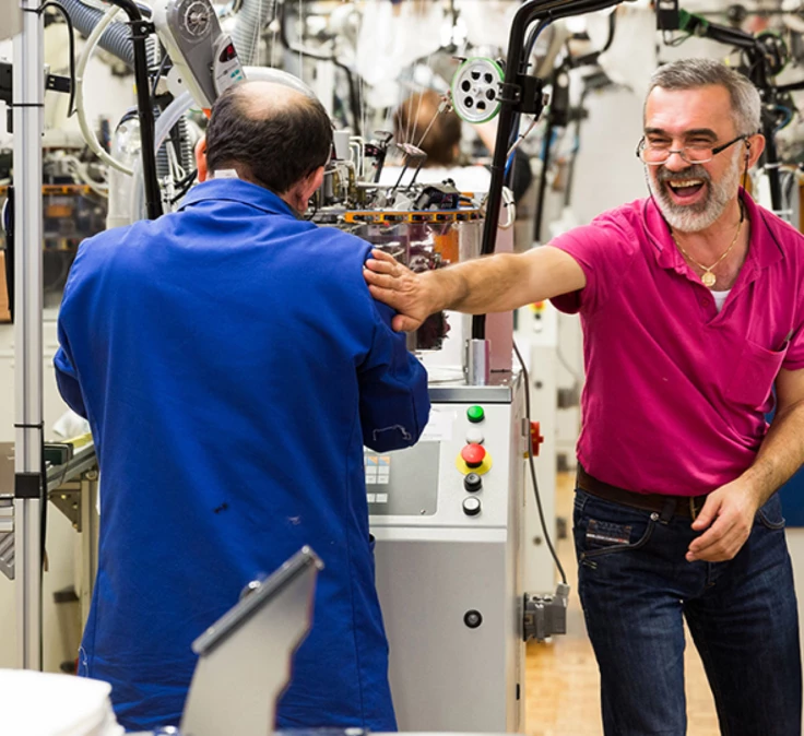 Work at the knitting machine Mitarbeiter