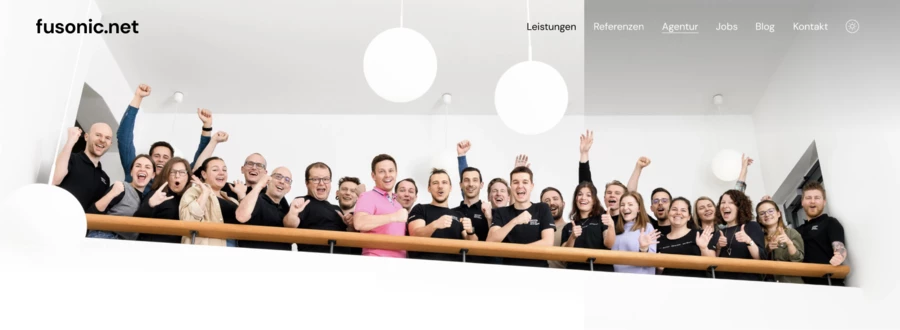Bildoverlay, um die Navigation auf der Teamseite lesbar zu machen. Links: Light Mode, Rechts: Dark Mode. Team Dark Mode